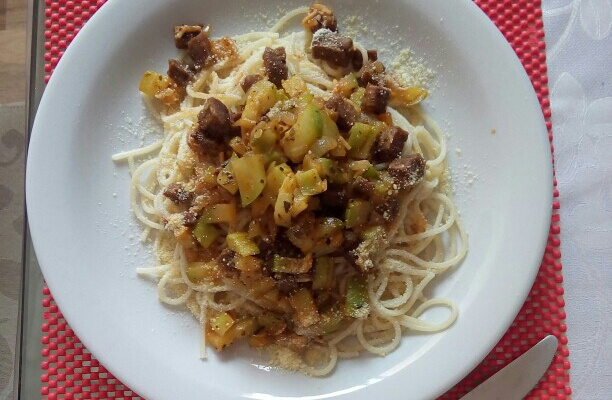 Macarrão com abobrinha e calabresa