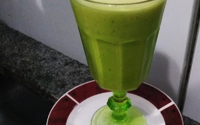 Vitamina prática de abacate com banana