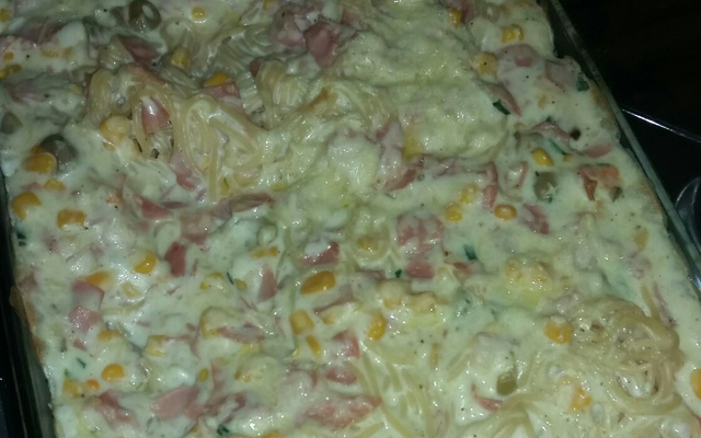 Macarrão com presunto e molho branco