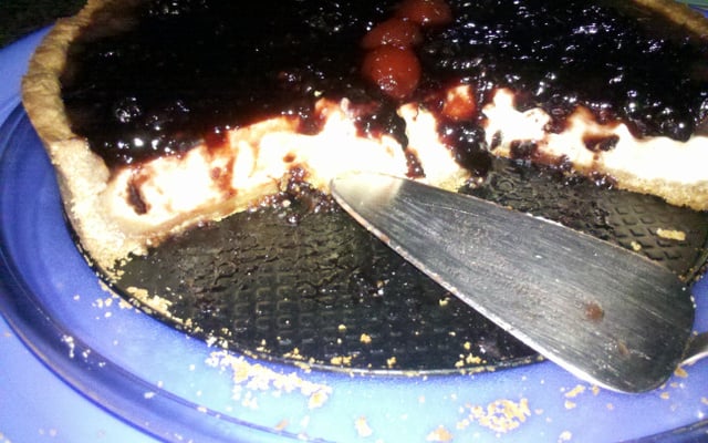 Torta de cream cheese com geleia de jabuticaba