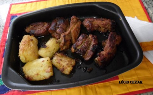 Costela de porco assada com aipim do Lúcio Cezar