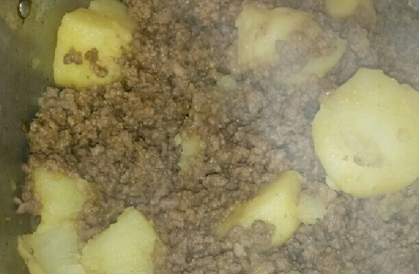 Carne moída com batata rápida e saborosa