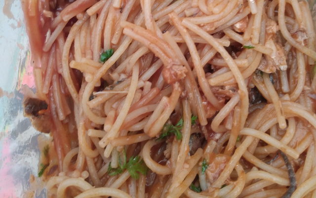 Macarrão com sardinha ou macarrão preguiçoso