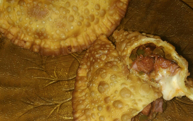 Pastel de calabresa com requeijão