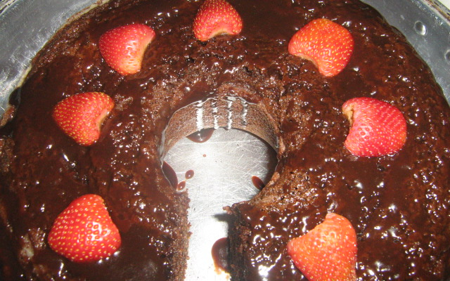 Bolo fácil de chocolate com pedacinhos de morango