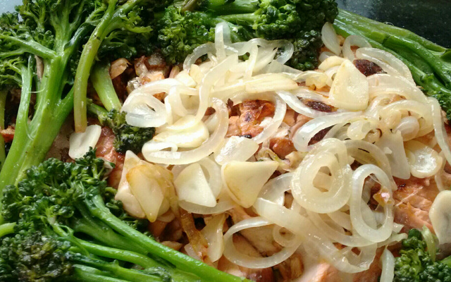 Salmão e brócolis ao molho de vinho e mel