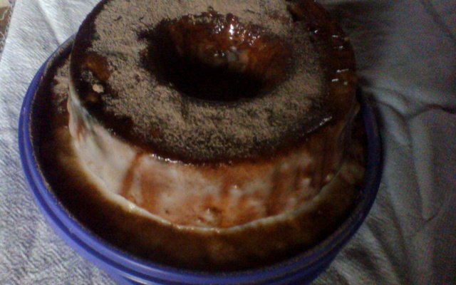 Bolo com cobertura de mingau com chocolate