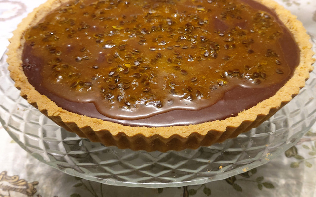 Torta de mousse de maracujá com ganache de chocolate