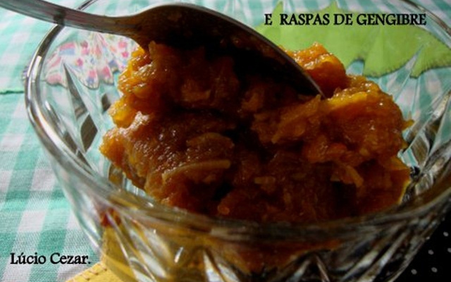 Doce de abóbora com coco, açúcar mascavo e raspas de gengibre