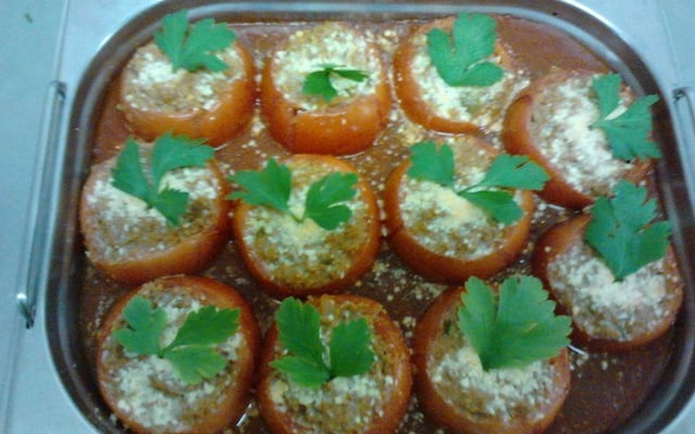 Tomates recheados com carne moída e pimentão