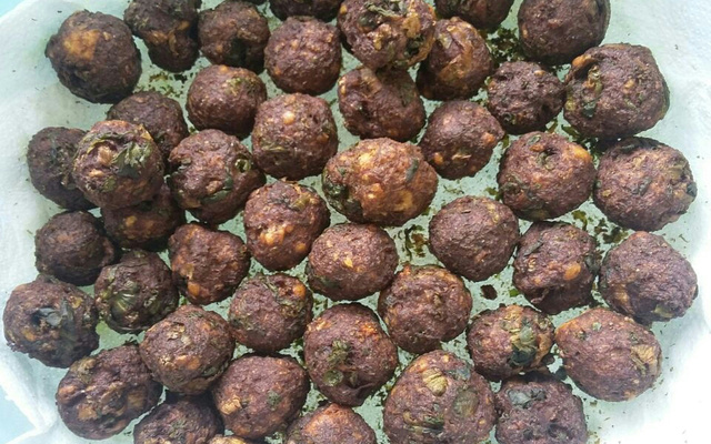 Bolinho de carne moída e escarola