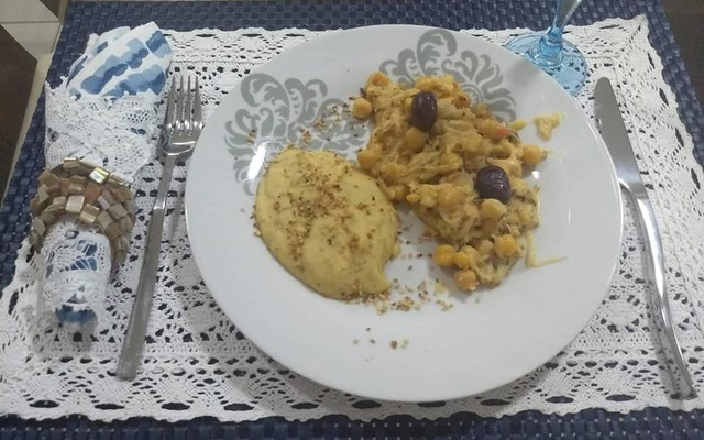 Bacalhau desfiado com grão de bico