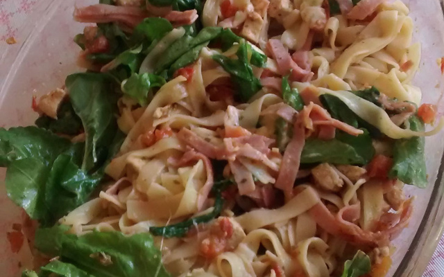 Macarrão com rúcula, frango e queijo