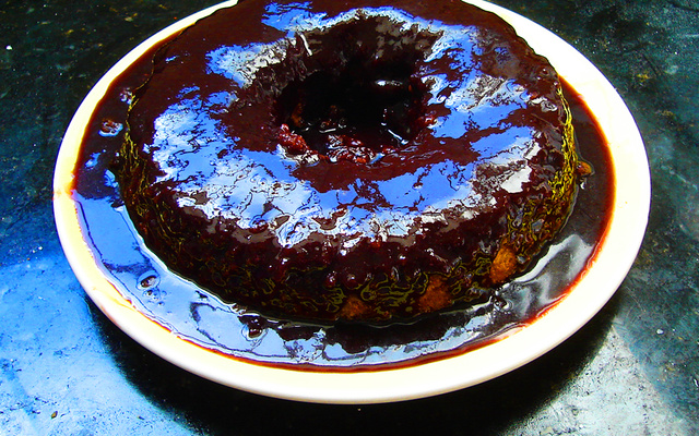 Bolo sem ovos com calda instantânea de chocolate