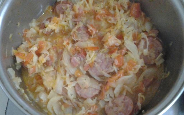 Refogado de repolho, calabresa e bacon