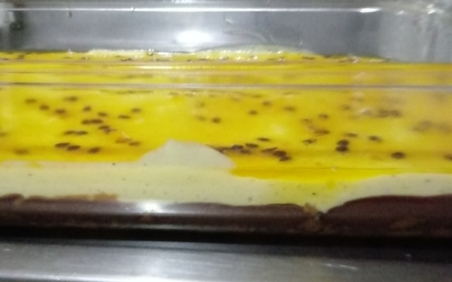 Torta mousse de maracujá com ganache de chocolate