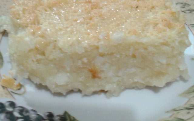 Bolo de aipim com creme de leite e leite condensado