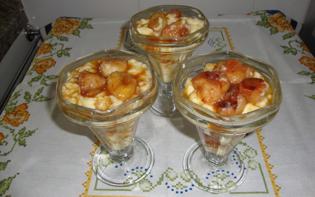 Pudim de banana com canela em taças