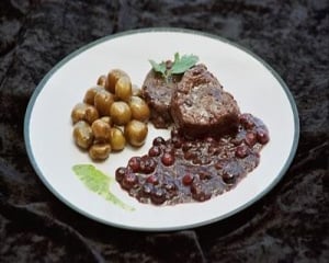 Lombo ao molho de mirtilo (blueberry)