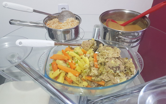 Peixe ao curry com legumes e pirão