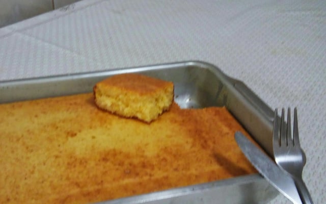 Bolo de milho sem açúcar com leite condensado