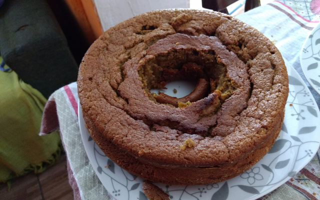 Bolo de casca de banana com cenoura
