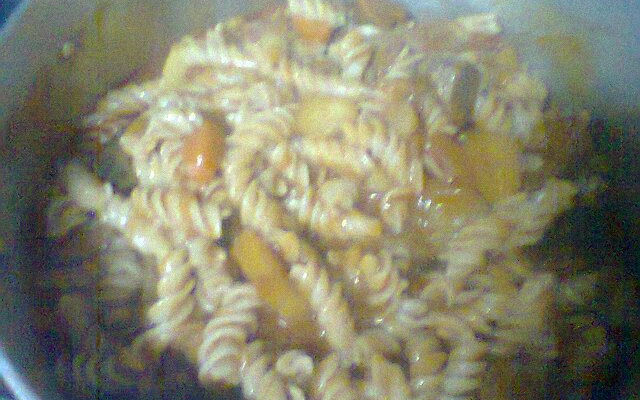 Macarrão com carne e legumes