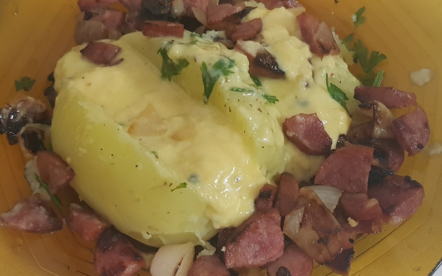 Batata e queijo com linguiça