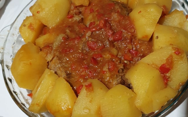 Lagarto assado na pressão com batatas