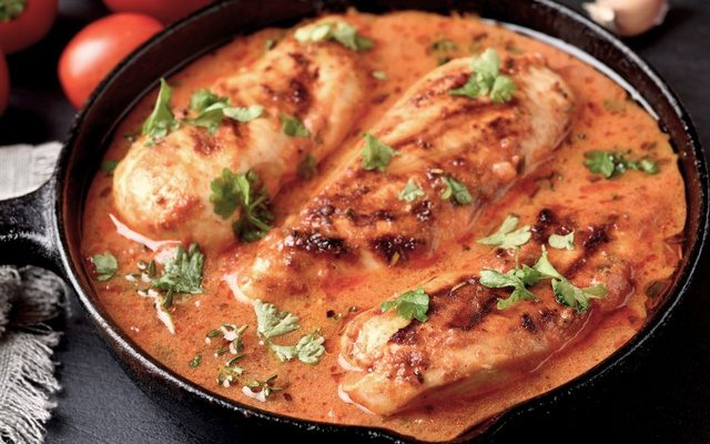 Frango de forno com molho de tomate e requeijão