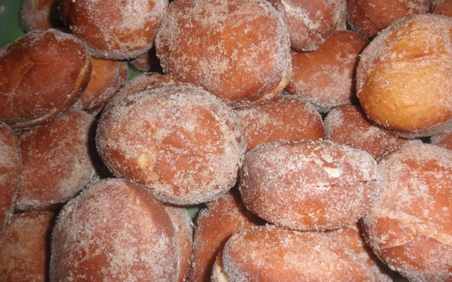 Sonho recheado com goiabada