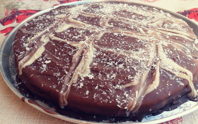 Pão de mel recheado no tamanho de bolo