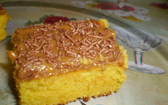 Bolo de cenoura com cobertura de doce de leite