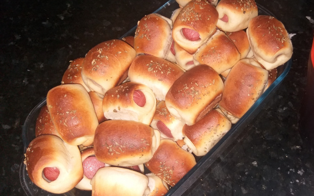 Enroladinho de salsicha assado fácil