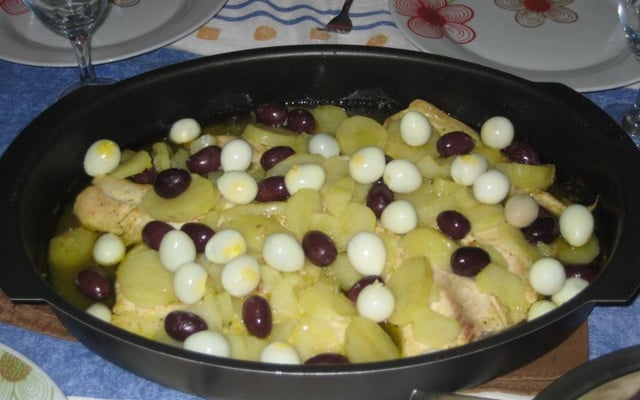 Filé de merluza assado com ovo de codorna