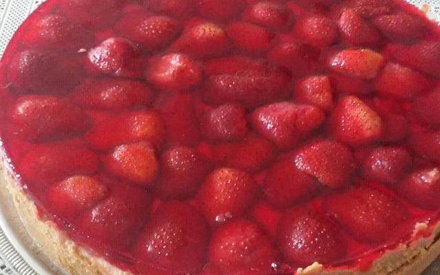 Torta de morango com biscoito de maizena
