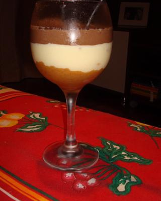 Torta mousse de chocolate branco com creme de chocolate preto