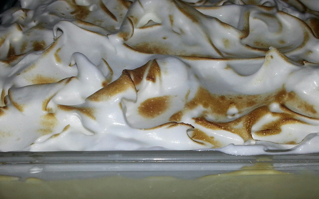 Torta gelada de maracujá, com cookies e merengue - Calazans