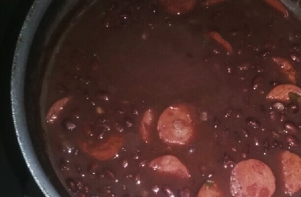 Feijão com linguiça de churrasco