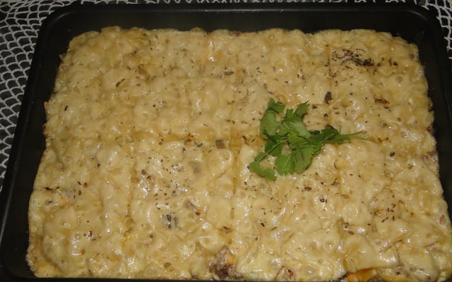 Macarrão com carne moída e queijo ao forno