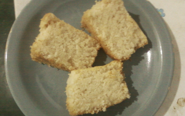 Bolo branco com calda de chocolate sem ovo