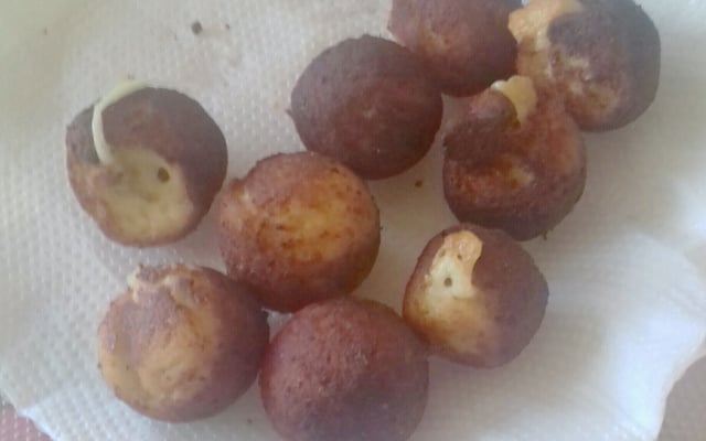 Almôndegas de frango recheadas com queijo