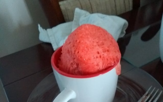 Bolo de caneca de morangos
