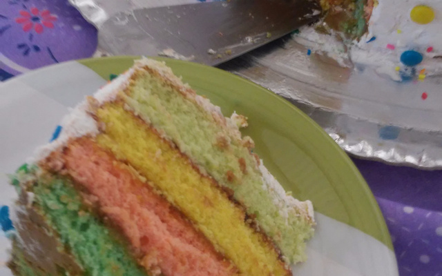 Bolo arco-íris (em camadas)
