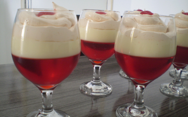 Taças de gelatina com creme e chantily