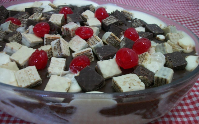 Sobremesa de sorvete com chocolate