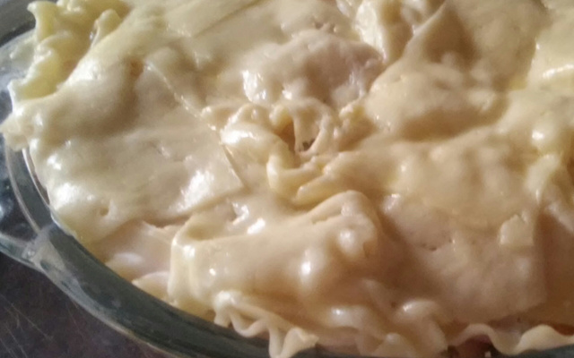 Lasanha de frango e presunto com molho branco