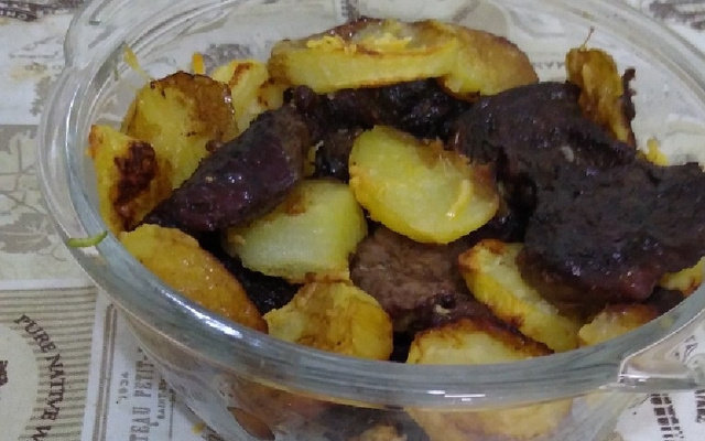 Carne assada com batatas