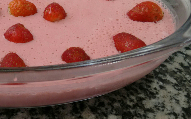 Gelatina cremosa com morangos