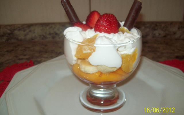 Salada de frutas com chantilly